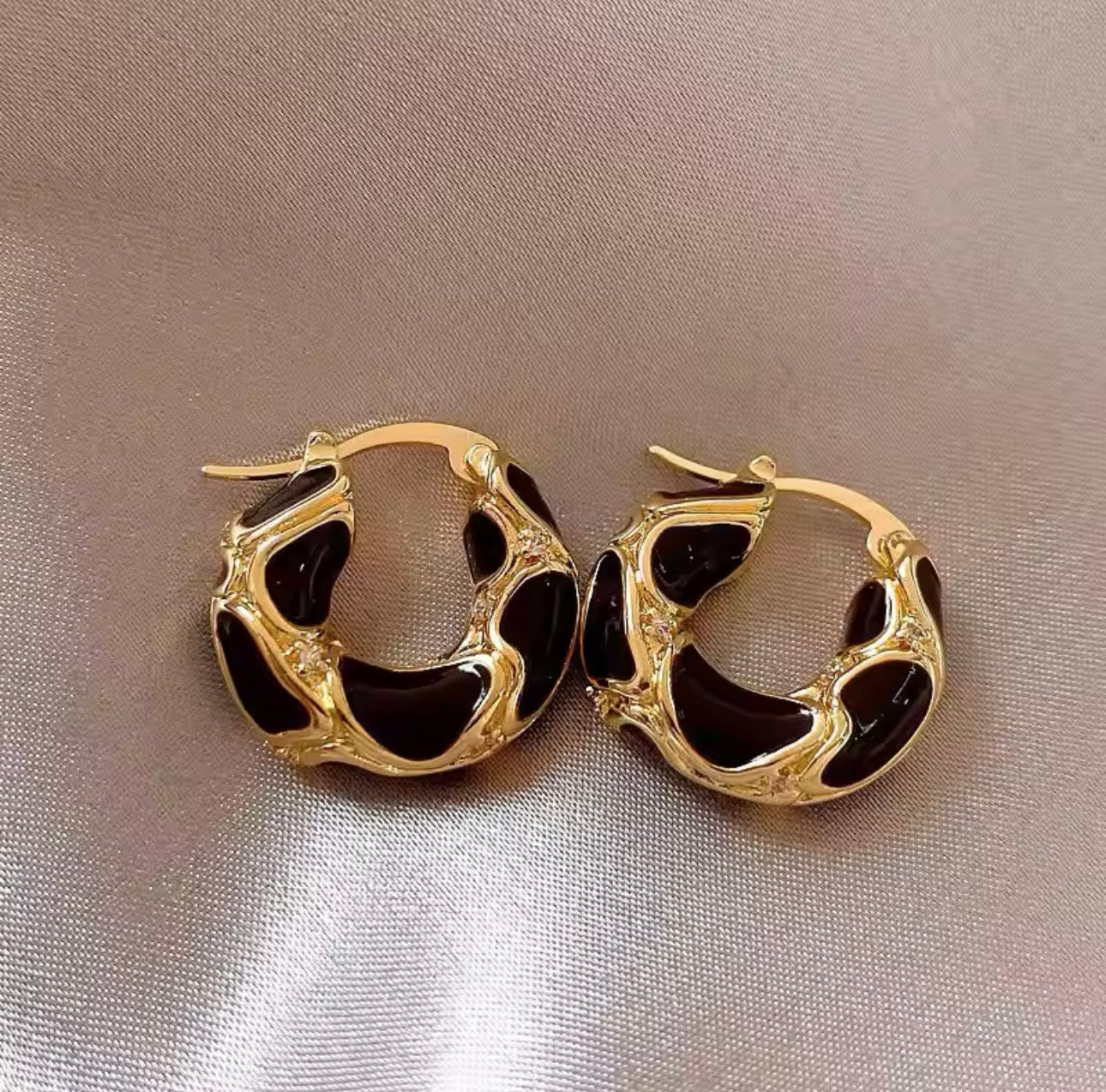 Aretes Aro Dorados con negro