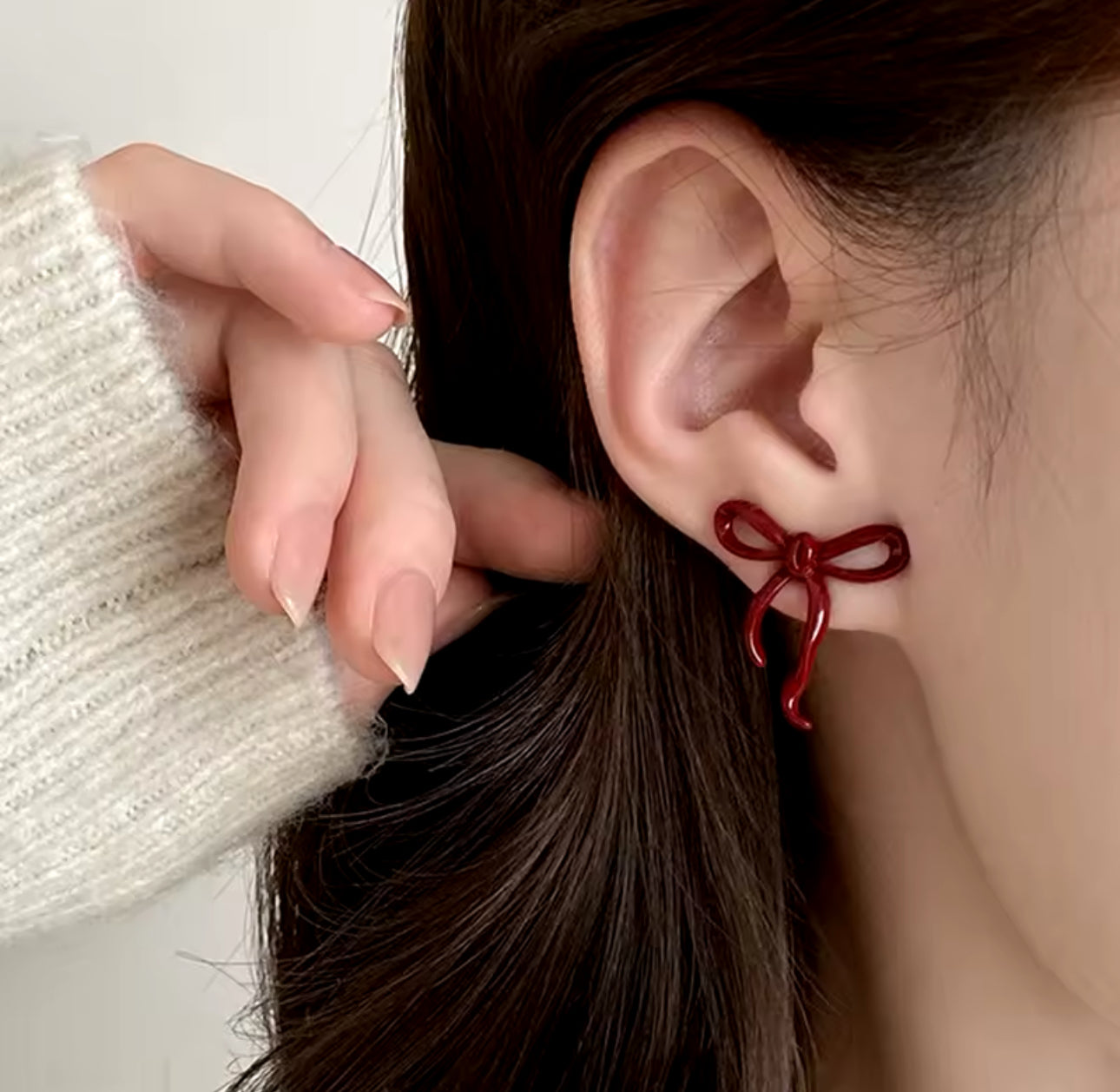 Aretes pegados de lazo Rojo Delicado