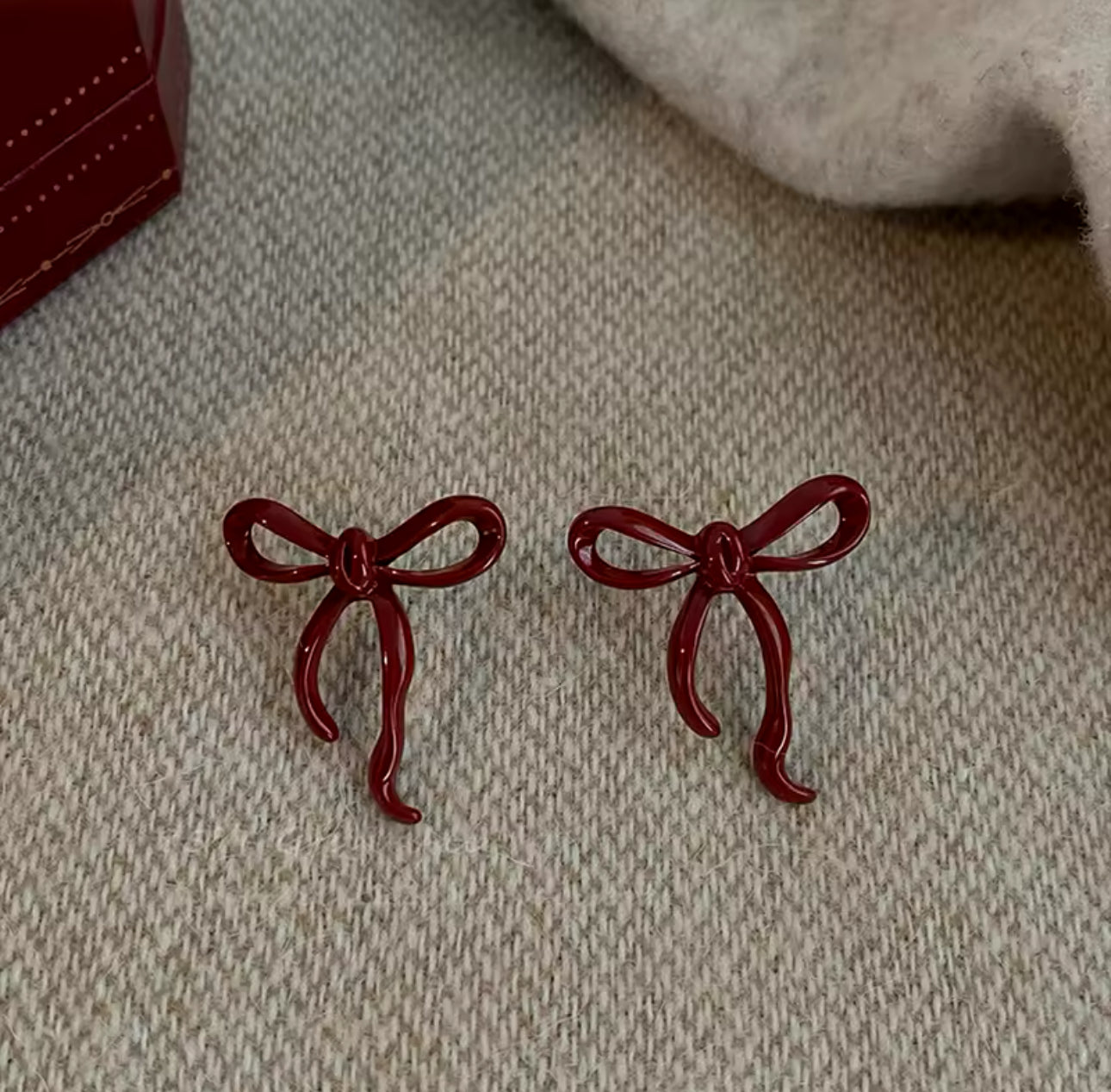 Aretes pegados de lazo Rojo Delicado