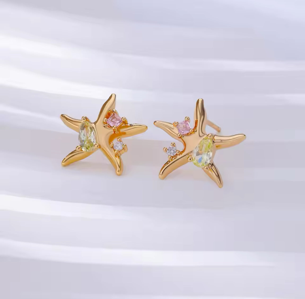 Aretes pegados Estrella de Mar dorada con circones